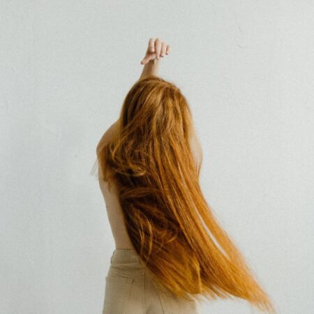 Você sabe como recuperar os fios porosos? Spoiler: não é só hidratação