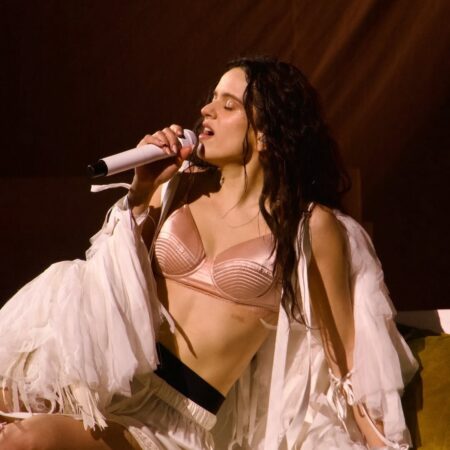 Mapeamos os looks da nova tour da Rosalía