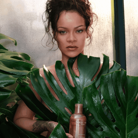 Essas são as novidades de beauté: esfoliante para os lábios, pó com fotoproteteção e stick para os olhos