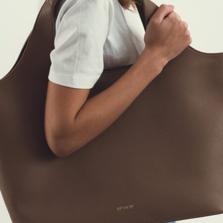 Marca brasileira aposta em bolsa versátil que transita do trabalho à academia