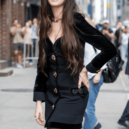 Anne Hathaway resgata look Versace de 1991 para divulgar filmes