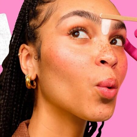 Benefit Cosmetics reverte 100% de serviço de sobrancelhas para mulheres com câncer