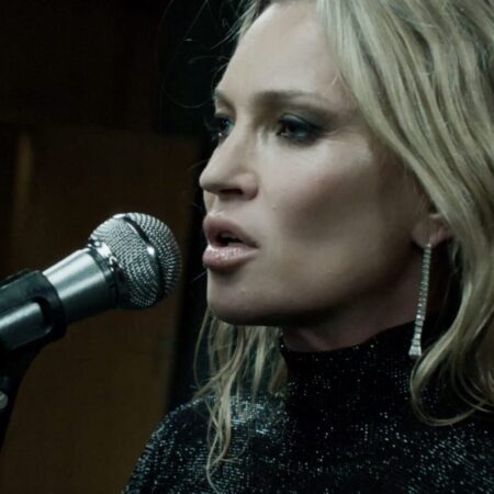 Nova campanha da Gucci coloca Kate Moss para cantar clássico