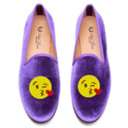 As bolsas e sapatos com estampa de emojis do Moda Operandi