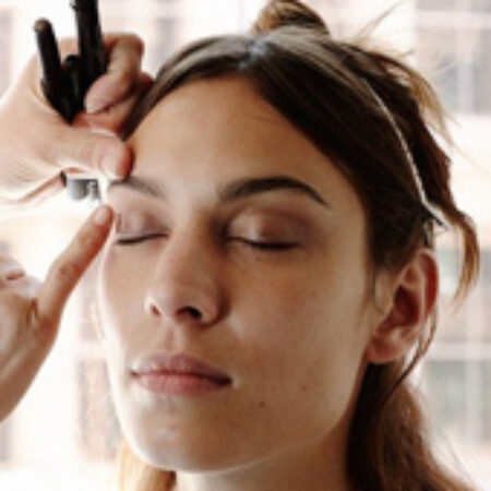 Passo a passo: make da Alexa Chung + novos produtos dela para a Eyeko