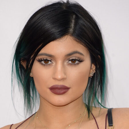 Kylie Jenner revela (mesmo!) o que fez nos lábios