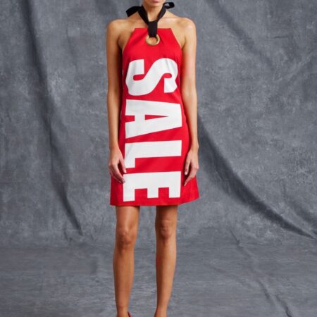 Etiquetas como estampa, shopping bags como roupa: é a nova coleção da Moschino!