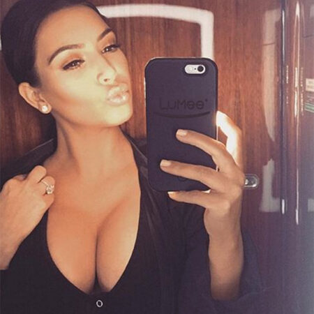 O segredo da Kim para a selfie perfeita é… a capinha do celular!