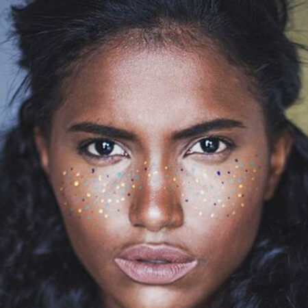 Rainbow freckles: a nova loucurinha de beleza que vai cair bem pro Carnaval!