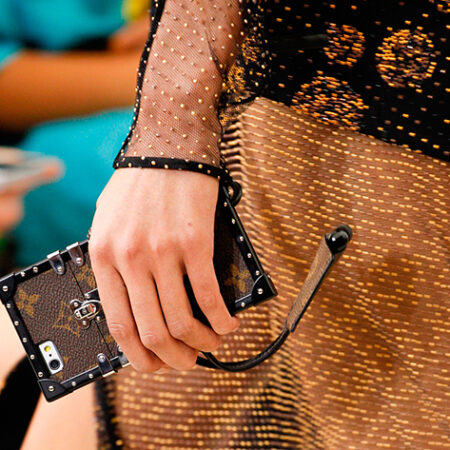 A nova it bag da Louis Vuitton é uma capinha de celular!!!