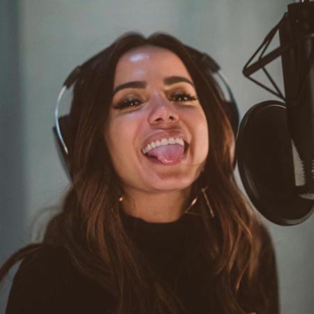 Anitta mostra algumas curiosidades no seu celular!