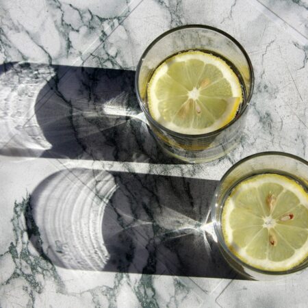 Beber água com limão faz bem para saúde? Descubra mitos e verdades!