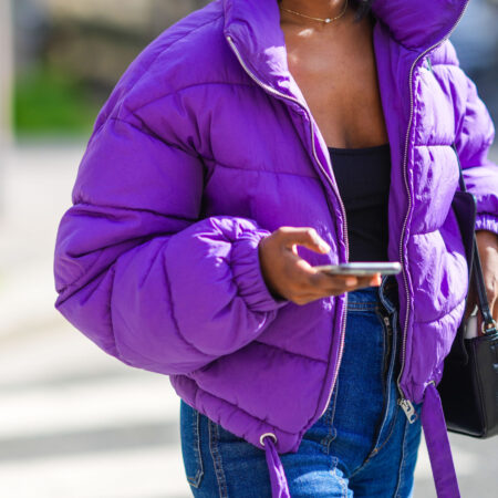 Puffer jacket curtinhas: onde comprar a tendência do momento